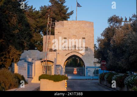 Extérieur du siège de l'Organisation des Nations Unies pour la surveillance de la trêve (ONUST) à Armon Hanatziv, à Jérusalem. Israël. La structure de commandement de l'ONUST consiste à maintenir les organisations de maintien de la paix de la Force des Nations Unies chargée d'observer le dégagement (FNUOD) et de la Force intérimaire des Nations Unies au Liban (FINUL) auxquelles l'ONUST continue de fournir des observateurs militaires. Banque D'Images