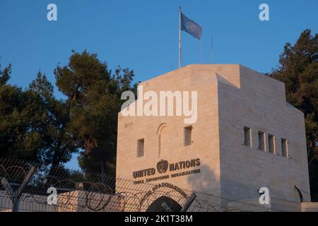 Extérieur du siège de l'Organisation des Nations Unies pour la surveillance de la trêve (ONUST), dans le quartier d'Armon Hanatziv, à Jérusalem-Ouest. Israël. La structure de commandement de l'ONUST consiste à maintenir les organisations de maintien de la paix de la Force des Nations Unies chargée d'observer le dégagement (FNUOD) et de la Force intérimaire des Nations Unies au Liban (FINUL) auxquelles l'ONUST continue de fournir des observateurs militaires. Banque D'Images