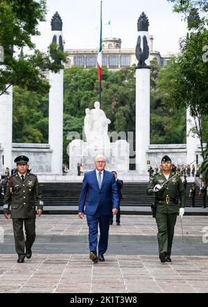 Mexiko Stadt, Mexique. 20th septembre 2022. Le président fédéral Frank-Walter Steinmeier dépose une couronne sur l'autel de la Patrie. Le président Steinmeier et sa femme sont au Mexique pour une visite de deux jours. Credit: Bernd von Jutrczenka/dpa/Alamy Live News Banque D'Images