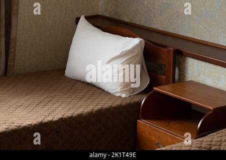 Deux lits simples et une table de chevet avec tiroirs dans la chambre, la chambre, l'appartement et l'intérieur, table de chevet Banque D'Images