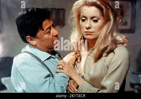 CATHERINE DENEUVE et FRANCIS BLANCHE à BELLE DE JOUR (1967), dirigé par LUIS BUÑUEL. Crédit: PARIS FILM/CINQ FILM / Album Banque D'Images