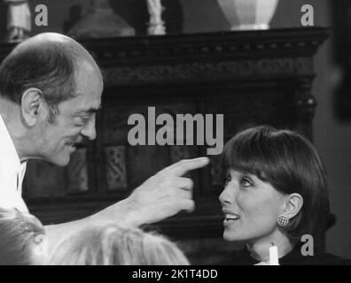 LUIS BUÑUEL ET STEPHANE AUDRAN DANS LE CHARME DISCRET DE LA BOURGEOISIE (1972) -TITRE ORIGINAL: LE CHARME DISCRET DE LA BOURGEOISIE-, RÉALISÉ PAR LUIS BUÑUEL. CRÉDIT: DEAN FILM/GREENWICH FILM/JET FILMS/ALBUM Banque D'Images