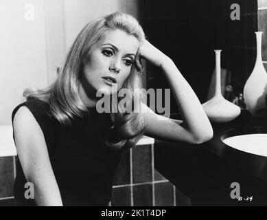 CATHERINE DENEUVE à BELLE DE JOUR (1967), dirigée par LUIS BUÑUEL. Crédit: PARIS FILM/CINQ FILM / Album Banque D'Images