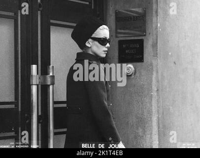 CATHERINE DENEUVE à BELLE DE JOUR (1967), dirigée par LUIS BUÑUEL. Crédit: PARIS FILM/CINQ FILM / Album Banque D'Images