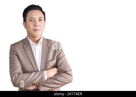 Portrait élégant homme d'affaires asiatique debout sourire isolé sur fond blanc avec chemin d'écrêtage Banque D'Images