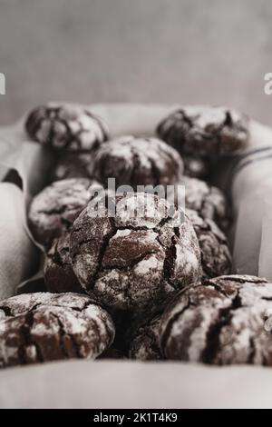 Biscuits glacés au chocolat et à la crème sur une surface de travail en marbre blanc avec espace de travail disponible. Image de concept de cuisson à domicile. Banque D'Images