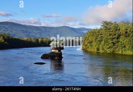 Maison emblématique sur la Drina dans le parc national de Tara Banque D'Images