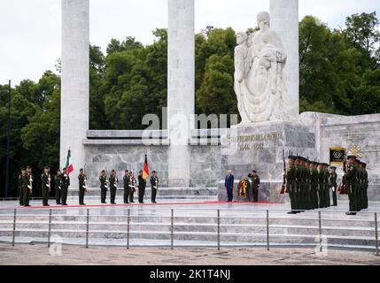 Mexiko Stadt, Mexique. 20th septembre 2022. Le président fédéral Frank-Walter Steinmeier dépose une couronne sur l'autel de la Patrie. Le président Steinmeier et sa femme sont au Mexique pour une visite de deux jours. Credit: Bernd von Jutrczenka/dpa/Alamy Live News Banque D'Images