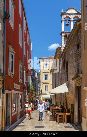 Restaurant dans une rue étroite de la vieille ville historique, Zadar, Croatie Banque D'Images