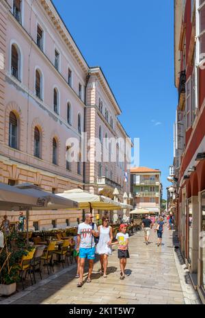 Restaurant dans une rue étroite de la vieille ville historique, Zadar, Croatie Banque D'Images