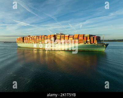 Photo aérienne de drone d'un énorme conteneur navire-citerne mol Trésor transportant des cargaisons camion taille conteneurs colorés Banque D'Images