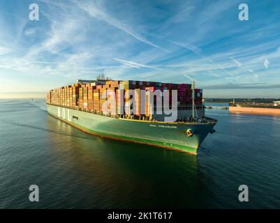 Photo aérienne de drone d'un énorme conteneur navire-citerne mol Trésor transportant des cargaisons camion taille conteneurs colorés Banque D'Images