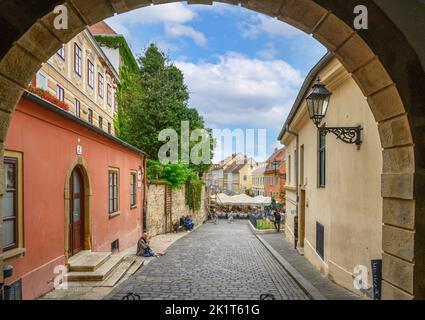 Vue à travers la porte de pierre (Kamenita vrata) en bas de Kamenita Ulica dans la vieille ville, Zagreb, Croatie Banque D'Images