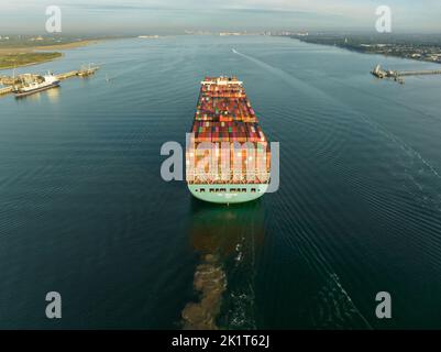 Photo aérienne de drone d'un énorme conteneur navire-citerne mol Trésor transportant des cargaisons camion taille conteneurs colorés Banque D'Images