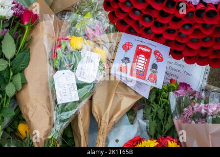 Hommages floraux et notes personnelles à la mémoire de la reine Elizabeth , le September18, 2022 à Londres, Royaume-Uni Banque D'Images