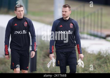 Tubize, Belgique, 20/09/2022, Hans Vanaken en Belgique et Simon Mignolet, gardien de but belge, ont photographié lors d'une session de formation de l'équipe nationale belge de football les Red Devils, mardi 20 septembre 2022, à Tubize, en préparation des matchs de la Ligue des Nations contre les pays-Bas et le pays de Galles. BELGA PHOTO BRUNO FAHY Banque D'Images