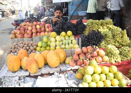 Un portrait de caisses en bois pleines de différents types de fruits sains et délicieux, locaux et biologiques. Il existe principalement différents types d'application Banque D'Images