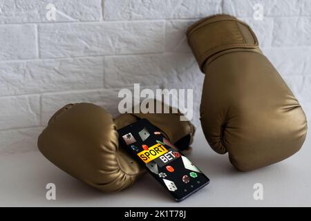 gants de boxe et smartphone avec paris. Banque D'Images