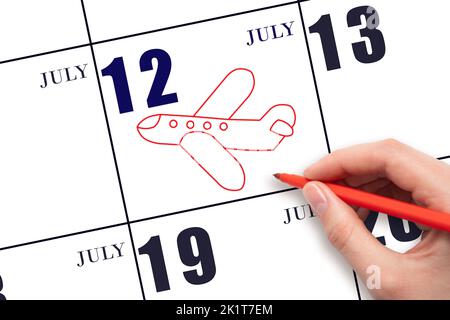 12th jour de juillet. Un dessin à la main de l'avion à la date du calendrier 12 juillet. Date du vol en avion. Voyages, voyages d'affaires. Mois d'été. Jour o Banque D'Images