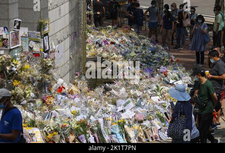 Les gens laissent des hommages floraux pendant la mort de la reine Elizabeth pleurée devant le consulat général britannique à Hong Kong, Admiralty. 17SEP22 SCMP/Dickson Lee Banque D'Images