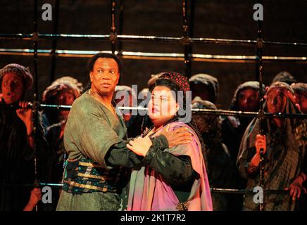 Simon Estes (Amonasro), Sharon Sweet (Aida) dans AIDA par Giuseppe Verdi à l'Opéra Royal, Covent Garden, Londres WC2 04/12/1995 libretto: Antonio Ghislanzoni chef d'orchestre: Daniele Gatti design: Michael Yeargan éclairage: Howard chorégraphe: Kate Flatt directeur: Elijah Moshinsky Harrison Banque D'Images