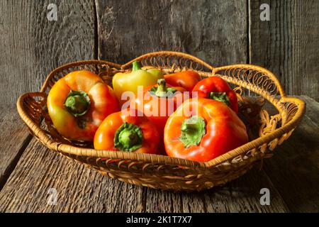 Des légumes brillants sur le fond de vieux planches. La nourriture est sur la table en automne. Légumes juteux et mûrs Banque D'Images