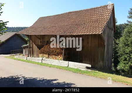 Cabane en bois à Berneck près d'Altensteig avec bois de chauffage devant Banque D'Images