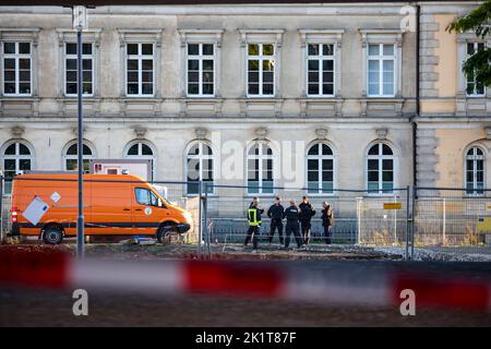Leipzig, Allemagne. 20th septembre 2022. Des membres de la police, du service d'élimination des munitions explosives et du service d'incendie se tiennent derrière le cordon sur un chantier de construction dans le centre-ville de Leipzig. Dans la matinée, une bombe aérienne de 100kg de la Seconde Guerre mondiale a été trouvée ici. Actuellement, un cordon avec un rayon de 600m est en cours d'installation. L'hôtel de ville, le quartier général de la police et certaines parties du centre-ville comptant environ 7500 résidents sont touchés et doivent être évacués. Credit: Jan Woitas/dpa/Alay Live News Banque D'Images