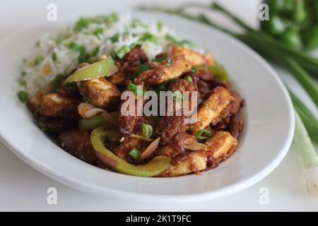 Panner maïs de bébé Manchurien. Un plat végétarien indo chinois croustillant et croustillant, dans une sauce douce avec des poivrons sautés et des oignons servis avec de l'huile Banque D'Images