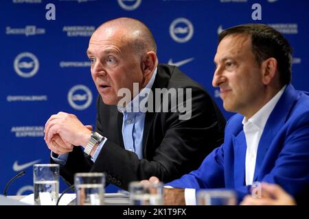 Brighton et Hove Albion PDG et vice-président, Paul Barber (à gauche), et Tony Bloom, propriétaire et président de Brighton et Hove Albion, lors de la conférence de presse au American Express Elite football Performance Center, Brighton. Date de la photo: Mardi 20 septembre 2022. Banque D'Images