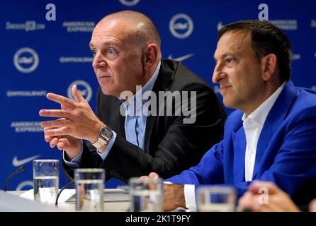 Brighton et Hove Albion PDG et vice-président, Paul Barber (à gauche), et Tony Bloom, propriétaire et président de Brighton et Hove Albion, lors de la conférence de presse au American Express Elite football Performance Center, Brighton. Date de la photo: Mardi 20 septembre 2022. Banque D'Images