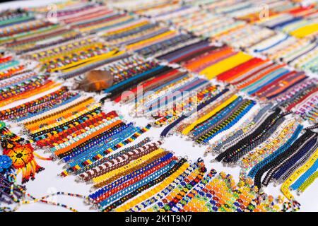 Bracelets fins en huichol coloré au marché de Chapala à Guadalajara, au Mexique. Souvenirs mexicains traditionnels faits à la main Banque D'Images