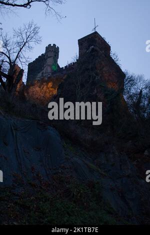 Trechtingshausen, Allemagne - 20 décembre 2020 : des lumières colorées brillent sur le château de Rheinstein lors d'une nuit d'automne en Allemagne. Banque D'Images