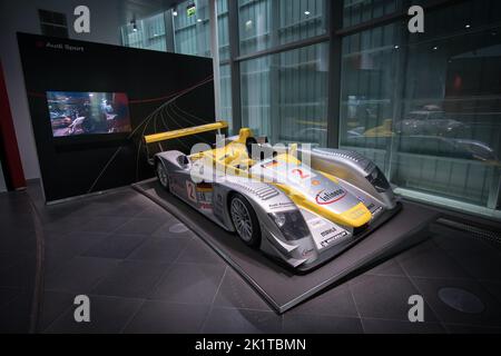 Une Audi R8 le Mans 2000 à l'Audi Forum Ingolstadt en Allemagne Banque D'Images