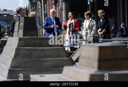 Mexiko Stadt, Mexique. 20th septembre 2022. Le président allemand Frank-Walter Steinmeier et son épouse Elke Büdenbender visitent la place principale 'Zocalo' (Plaza de la Constitucion) de Mexico et sont guidés par Ines de Castro jusqu'au maire de Templo. Le président Steinmeier et sa femme sont au Mexique pour une visite de deux jours. Credit: Bernd von Jutrczenka/dpa/Alamy Live News Banque D'Images