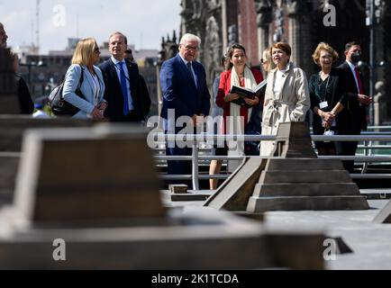 Mexiko Stadt, Mexique. 20th septembre 2022. Le président allemand Frank-Walter Steinmeier (M) et sa femme Elke Büdenbender visitent la place principale 'Zocalo' (Plaza de la Constitucion) de Mexico et sont guidés par Ines de Castro au maire de Templo. Le président Steinmeier et sa femme sont au Mexique pour une visite de deux jours. Credit: Bernd von Jutrczenka/dpa/Alamy Live News Banque D'Images