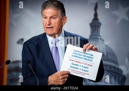 Washington, Vereinigte Staaten. 20th septembre 2022. Le sénateur américain Joe Manchin III (démocrate de la Virginie occidentale) tient une conférence de presse au Capitole des États-Unis à Washington, DC, mardi, 20 septembre 2022. Credit: Rod Lamkey/CNP/dpa/Alay Live News Banque D'Images
