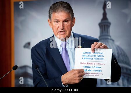 Washington, Vereinigte Staaten. 20th septembre 2022. Le sénateur américain Joe Manchin III (démocrate de la Virginie occidentale) tient une conférence de presse au Capitole des États-Unis à Washington, DC, mardi, 20 septembre 2022. Credit: Rod Lamkey/CNP/dpa/Alay Live News Banque D'Images