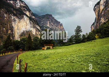 Vallée de Lauterbrunnen, Suisse. Alpes suisses. Route en montagne. Maisons en bois, chalet traditionnel. Banque D'Images