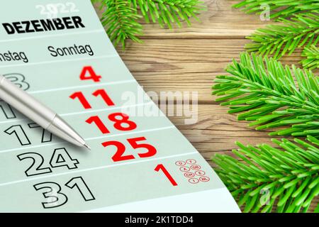 Calendrier allemand heure de Noël et Saint-Sylvestre 2022 sur fond de bois Banque D'Images