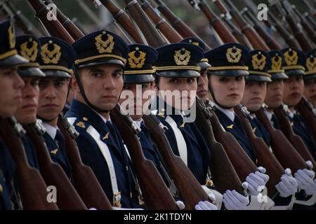 Santiago, Metropolitana, Chili. 19th septembre 2022. Les membres de la force aérienne défilent pendant le défilé militaire traditionnel dans le cadre des célébrations de la journée de l'indépendance à 19 septembre 2022, à Santiago, au Chili. (Credit image: © Matias Basualdo/ZUMA Press Wire) Banque D'Images