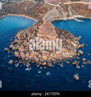 Il Qarraba - un plateau avec un certain nombre de rochers tombés entre Ghajn Tuffieha et la baie de Gnejna, Malte Banque D'Images