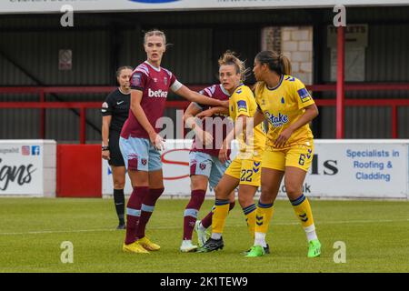 Dagenham, Royaume-Uni. 18th septembre 2022. Dagenham, Angleterre, 18 septembre 2022: Dagny Brynjarsdottir (10 West Ham United) et Aurora Galli (22 Everton) en action pendant le match de Barclays FA Womens Super Leage entre West Ham United et Everton sur Victoria Road à Dagenham, Angleterre. (Dylan Clinton/SPP) crédit: SPP Sport presse photo. /Alamy Live News Banque D'Images