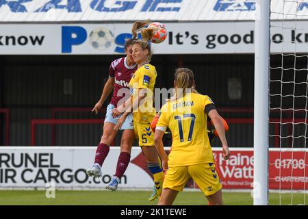 Dagenham, Royaume-Uni. 18th septembre 2022. Dagenham, Angleterre, 18 septembre 2022: Lisa Evans (7 West Ham United) à la tête du ballon contre Nathalie Bjorn (5 Everton) pendant le match de Barclays FA Womens Super Leage entre West Ham United et Everton sur Victoria Road à Dagenham, Angleterre. (Dylan Clinton/SPP) crédit: SPP Sport presse photo. /Alamy Live News Banque D'Images