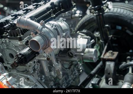 Un gros plan du moteur et des pièces de rechange modernes de véhicule automobile Banque D'Images