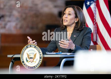 Orangeburg, États-Unis. 17th septembre 2022. Le vice-président des États-Unis, Kamala Harris, s'entretient avec les dirigeants étudiants du Claflin College ion Orangeburg, en Caroline du Sud, à l'occasion de la Journée nationale d'inscription des électeurs, mardi, 20 septembre 2022. Harris a visité deux collèges historiquement noirs à Orangeburg pour parler de l'esprit d'entreprise, de la santé mentale et de l'inscription des électeurs. Photo de Sean Rayford'/UPI crédit: UPI/Alay Live News Banque D'Images