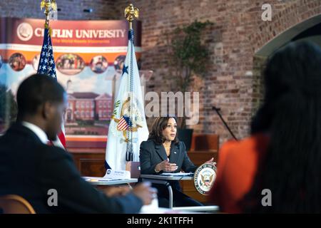 Orangeburg, États-Unis. 17th septembre 2022. Le vice-président des États-Unis, Kamala Harris, s'entretient avec les dirigeants étudiants du Claflin College à Orangeburg, en Caroline du Sud, à l'occasion de la Journée nationale d'inscription des électeurs, mardi, 20 septembre 2022. Harris a visité deux collèges historiquement noirs à Orangeburg pour parler de l'esprit d'entreprise, de la santé mentale et de l'inscription des électeurs. Photo de Sean Rayford'/UPI crédit: UPI/Alay Live News Banque D'Images