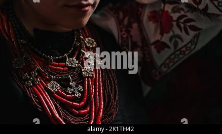 Montre traditionnel bijoux collier antique. Costume national de l'Ukraine. Femme ukrainienne dans l'héritage anciennes perles de corail, Zgarda - archaïque Banque D'Images