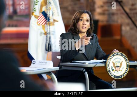 Orangeburg, États-Unis. 17th septembre 2022. Le vice-président des États-Unis, Kamala Harris, s'entretient avec les dirigeants étudiants du Claflin College à Orangeburg, en Caroline du Sud, à l'occasion de la Journée nationale d'inscription des électeurs, mardi, 20 septembre 2022. Harris a visité deux collèges historiquement noirs à Orangeburg pour parler de l'esprit d'entreprise, de la santé mentale et de l'inscription des électeurs. Photo de Sean Rayford'/UPI crédit: UPI/Alay Live News Banque D'Images