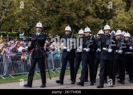 Windsor, Royaume-Uni. 19th septembre 2022. Les amateurs de tourniers regardent les Royal Marines marcher le long de la longue promenade dans le Grand parc de Windsor avant la procession du cercueil de la reine Elizabeth II dans l'audience d'État jusqu'à la chapelle Saint-Georges pour le service de committal. La reine Elizabeth II, le monarque le plus longtemps au Royaume-Uni, est décédée à Balmoral à l'âge de 96 ans le 8th septembre 2022 après un règne de 70 ans. Crédit : Mark Kerrison/Alamy Live News Banque D'Images